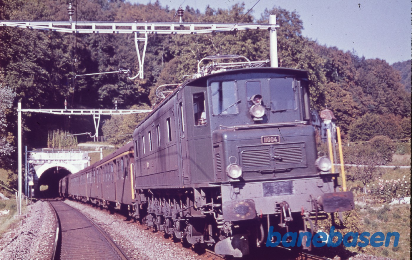 Persontog på vej ud af tunnel Persontog på vej ud af tunnel