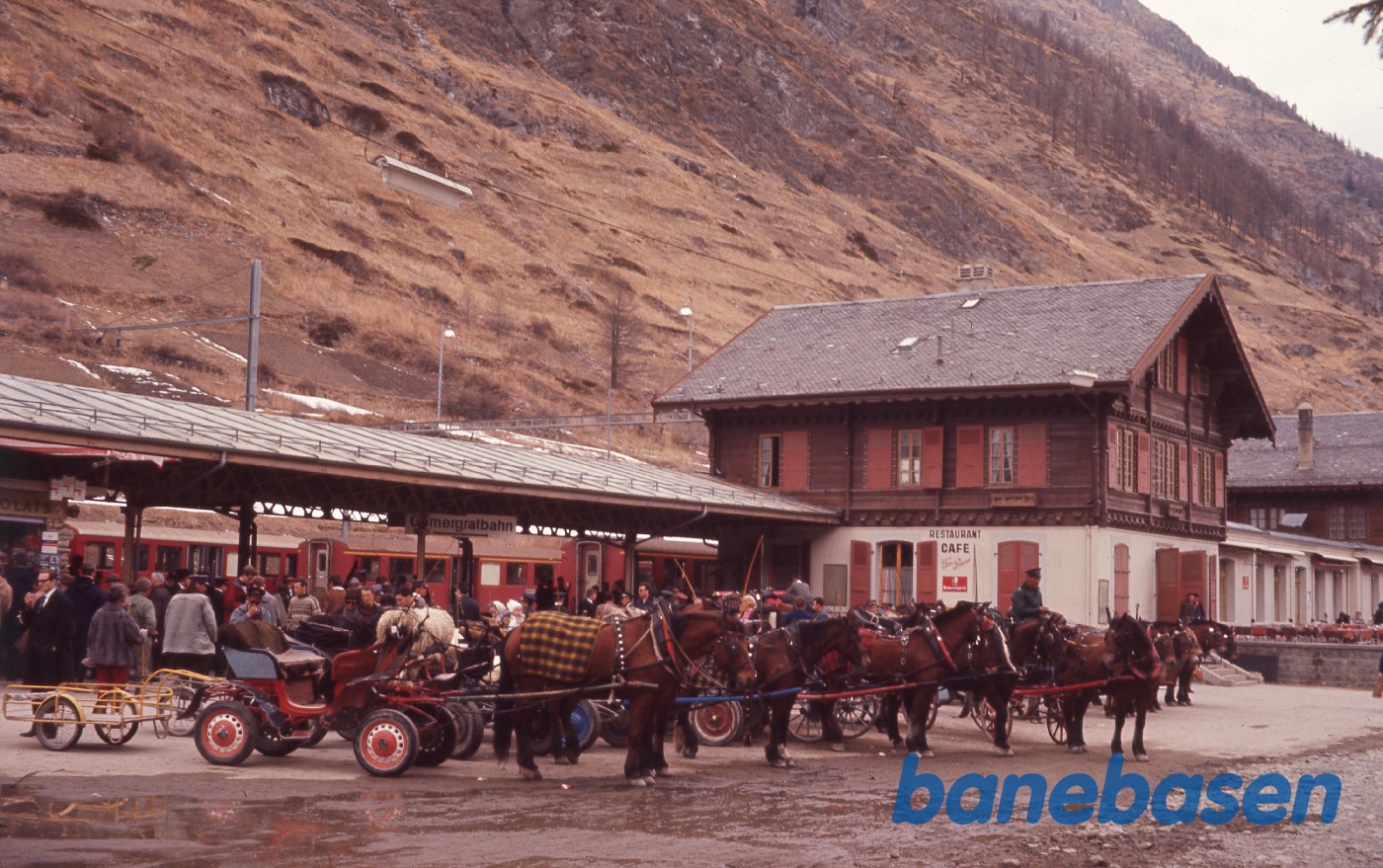 Hestevogne venter på de rejsende ved stationen
