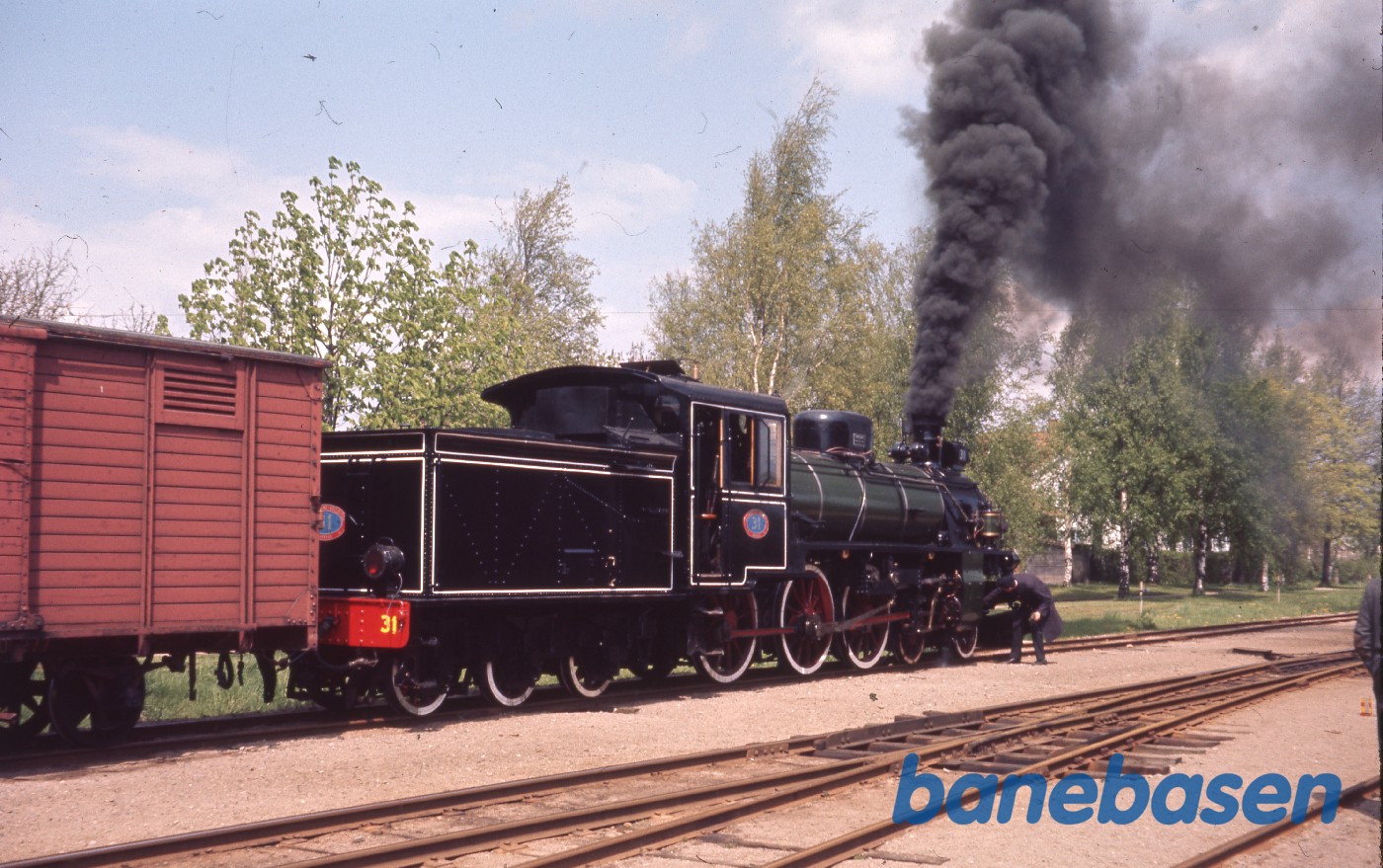 Damplokomotivet set skråt bagfra Damplokomotivet set skråt bagfra