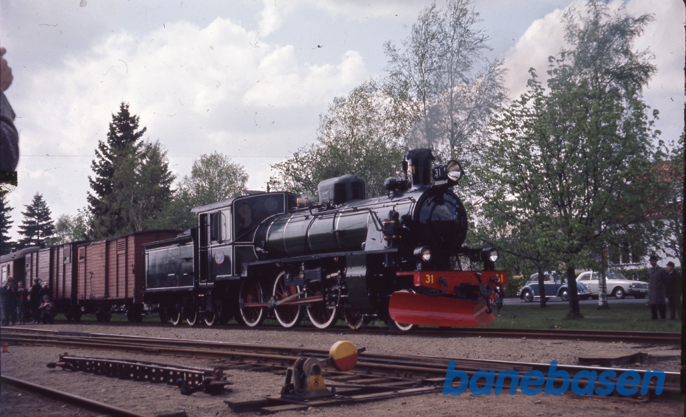 Damplokomotivet set skråt bagfra Damplokomotivet set skråt bagfra