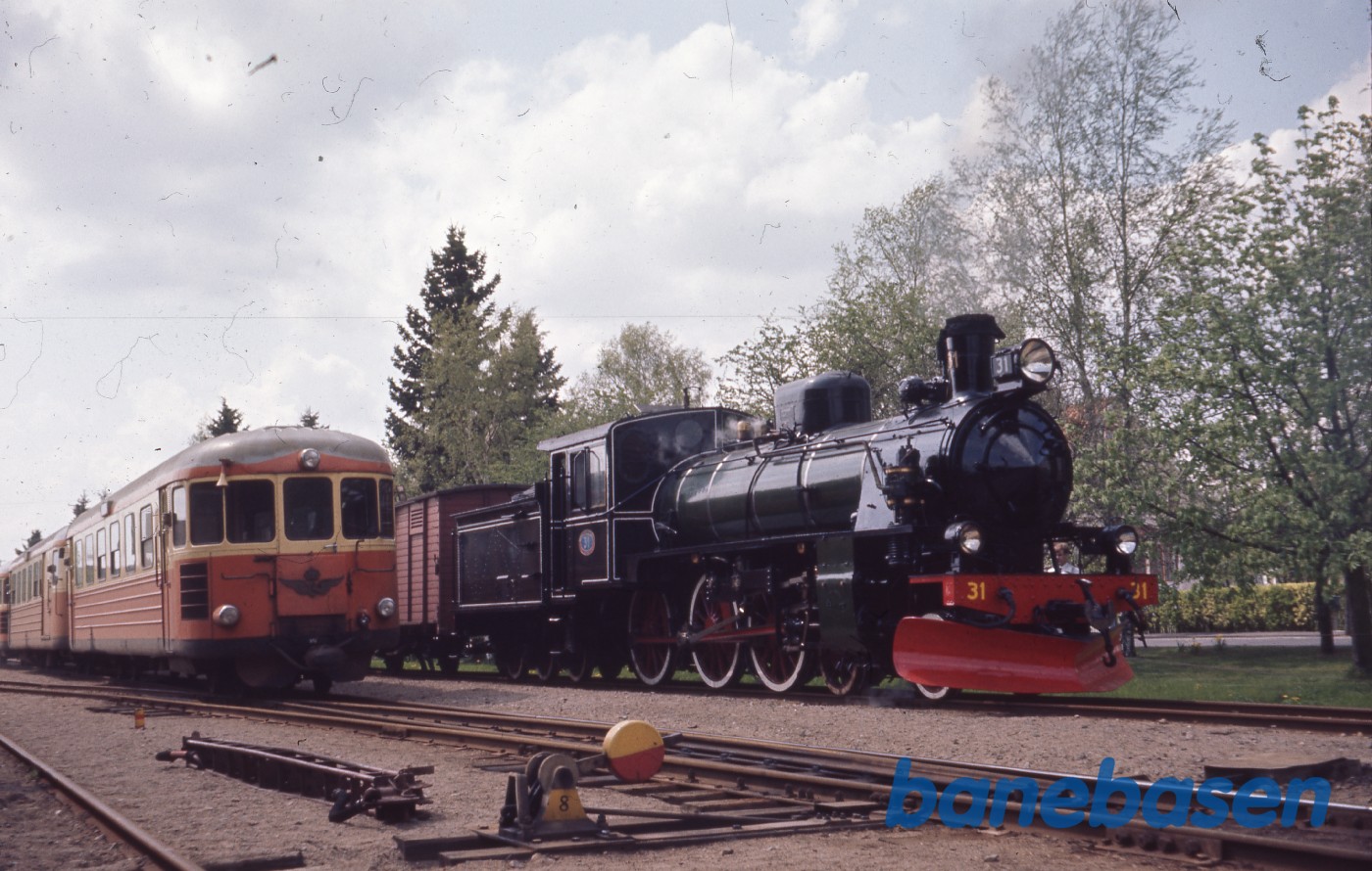 Damplokomotivet set skråt bagfra Damplokomotivet set skråt bagfra