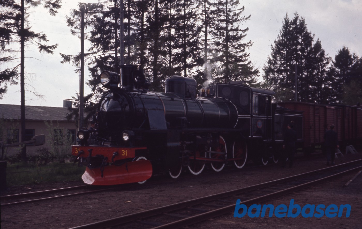 Damplokomotivet set skråt forfra Damplokomotivet set skråt forfra