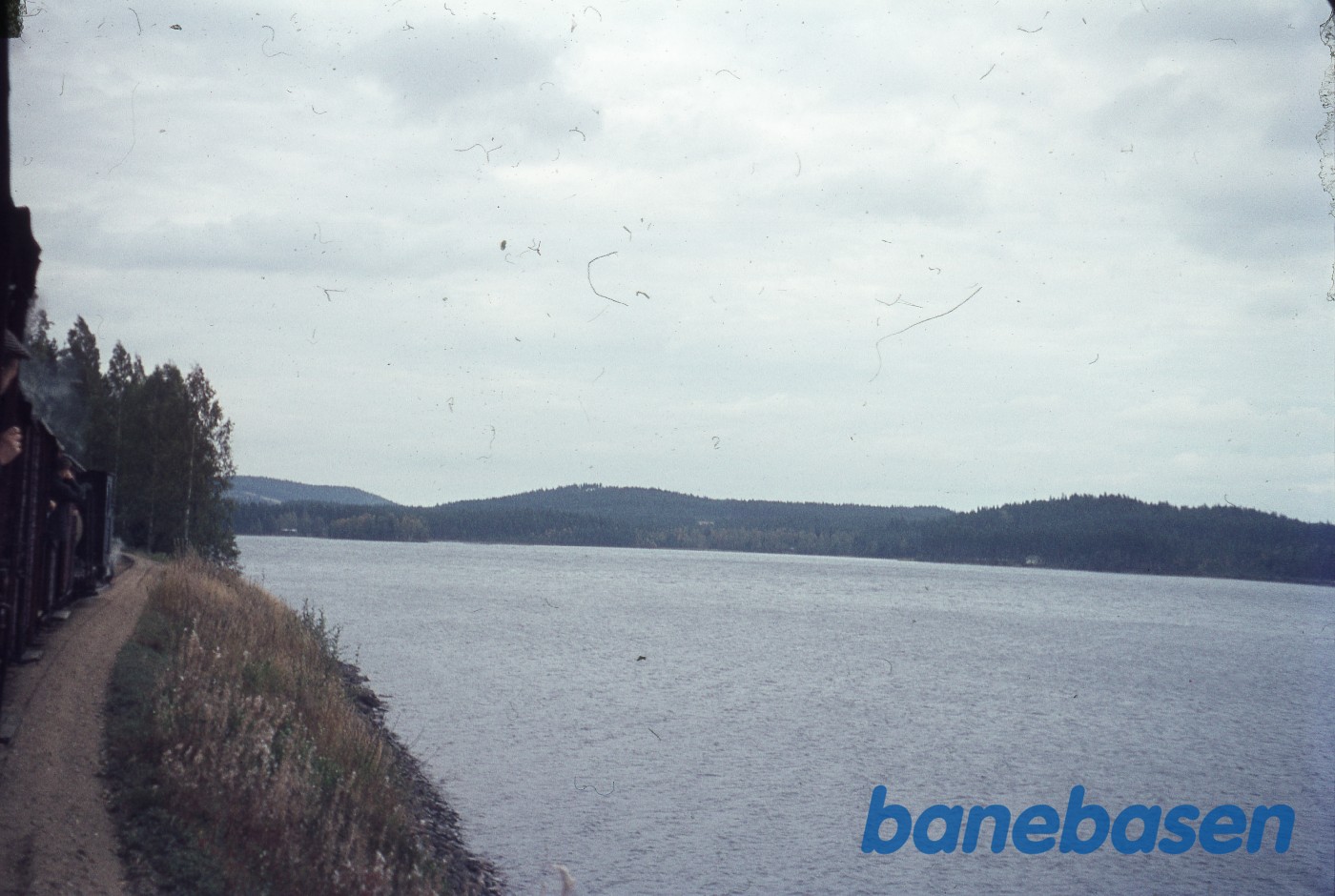 Udsigt fra toget ud over sø Udsigt fra toget ud over sø