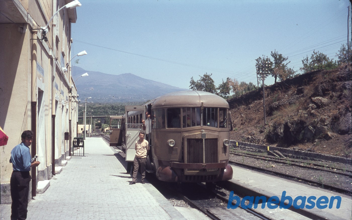 Motortoget holder ved perron på lille landstation Motortoget holder ved perron på lille landstation