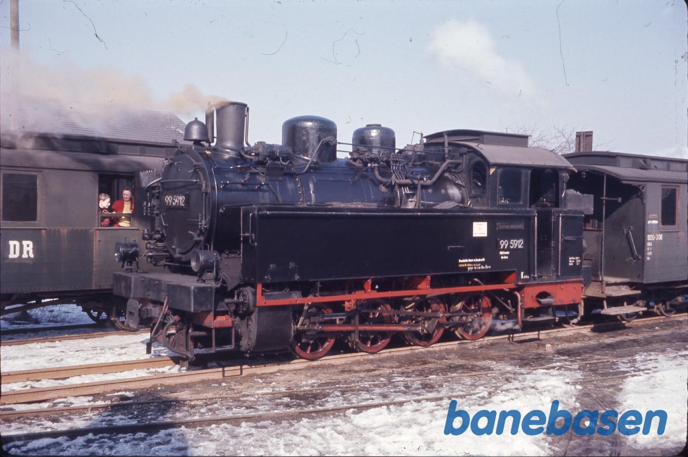 Damplokomotiv på station krydser med andet damptog Damplokomotiv på station krydser med andet damptog