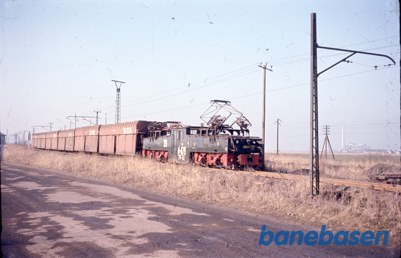 Brunkulsværk i Roistwitz anvender specielle elektriske lokomotiver med strømaftagere på siden af hensyn til kulfyldning ned for oven i vognene Brunkulsværk i Roistwitz anvender specielle elektriske lokomotiver med strømaftagere på siden af hensyn til kulfyldning ned for oven i vognene