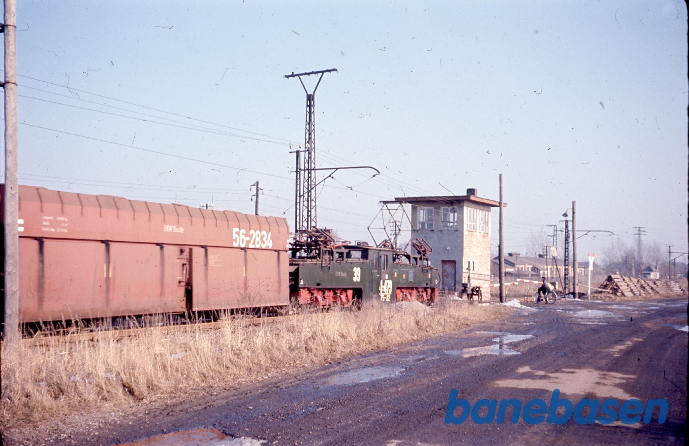 Roistwitz, Brunkulstog ved Wuitz anvender specielle elektriske lokomotiver med strømaftagere på siden af hensyn til kulfyldning ned for oven i vognene Roistwitz, Brunkulstog ved Wuitz anvender specielle elektriske lokomotiver med strømaftagere på siden af hensyn til kulfyldning ned for oven i vognene