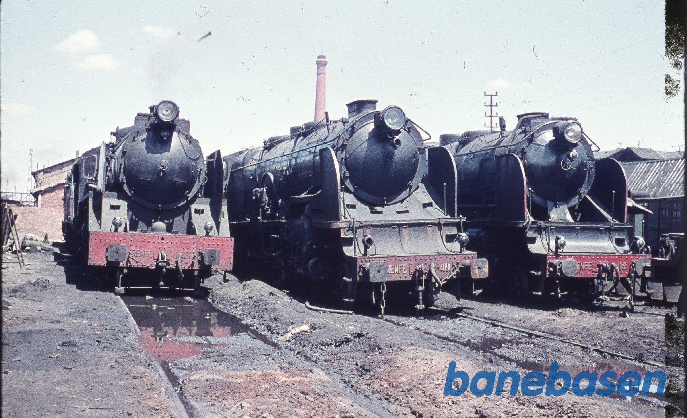 Damplokomotiv på maskindepotet Damplokomotiv på maskindepotet