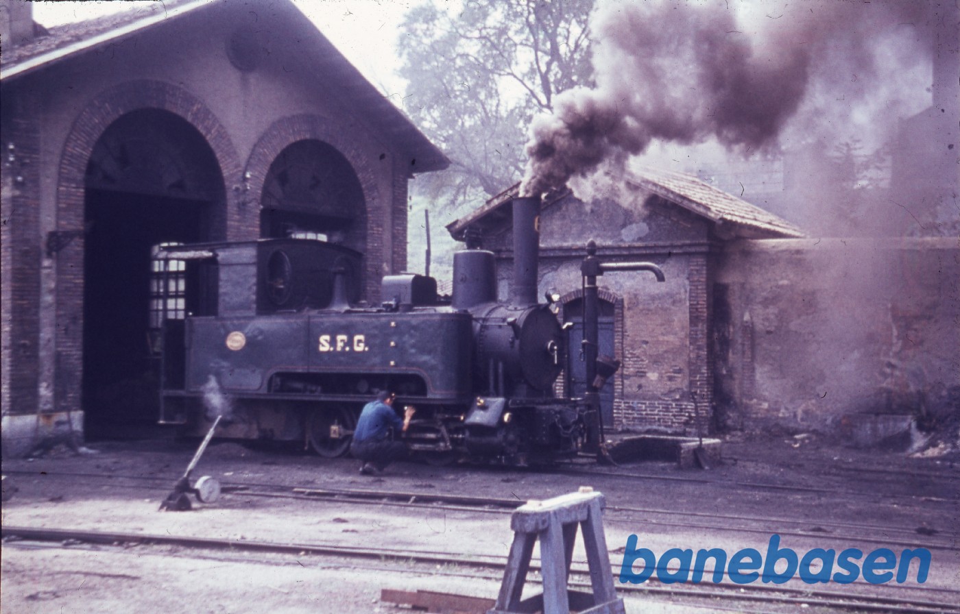 Damplokomotiv ved remisen Damplokomotiv ved remisen