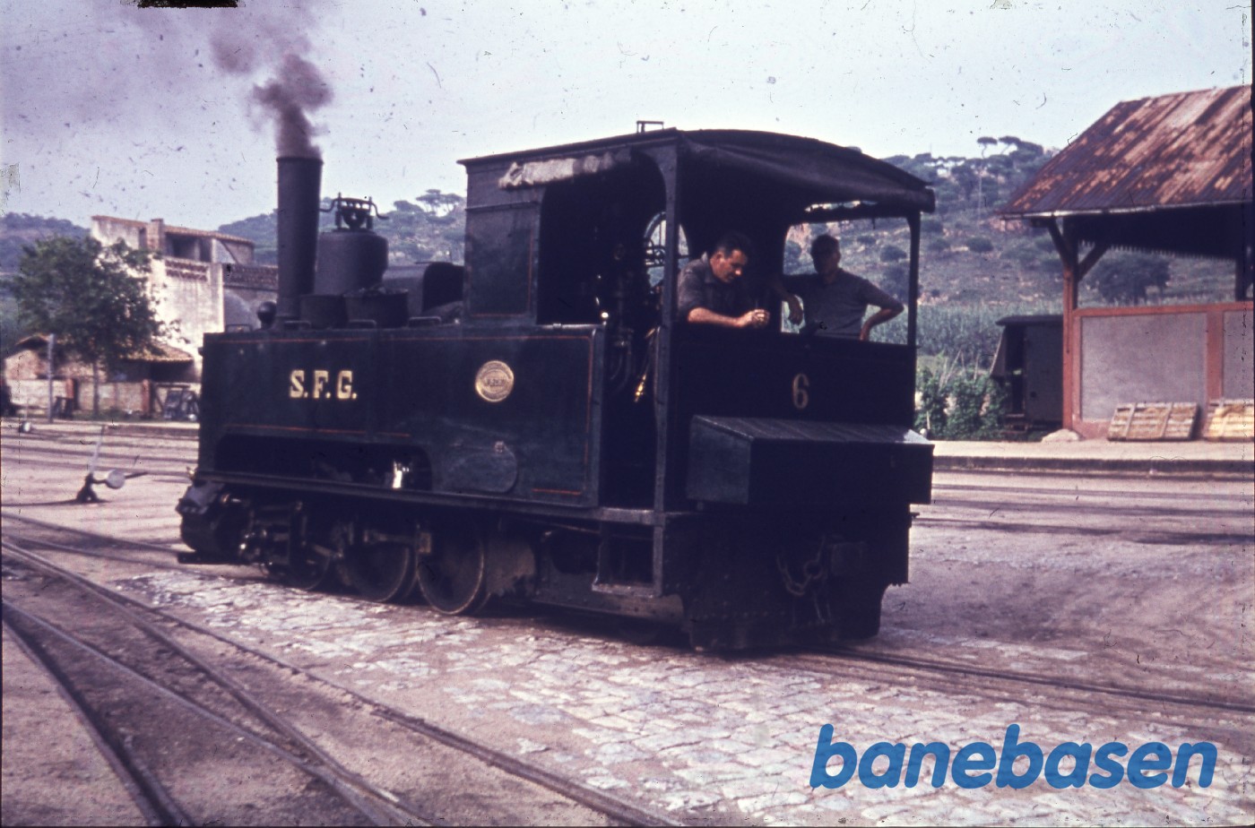 Damplokomotiv rangerer på stationen Damplokomotiv rangerer på stationen