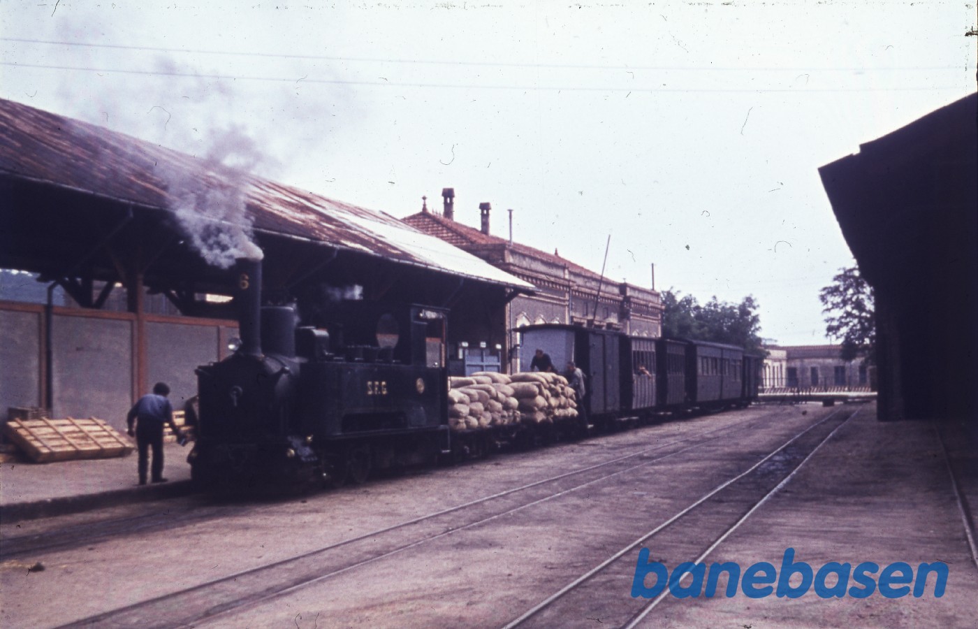 Damplokomotiv med godstog Damplokomotiv med godstog