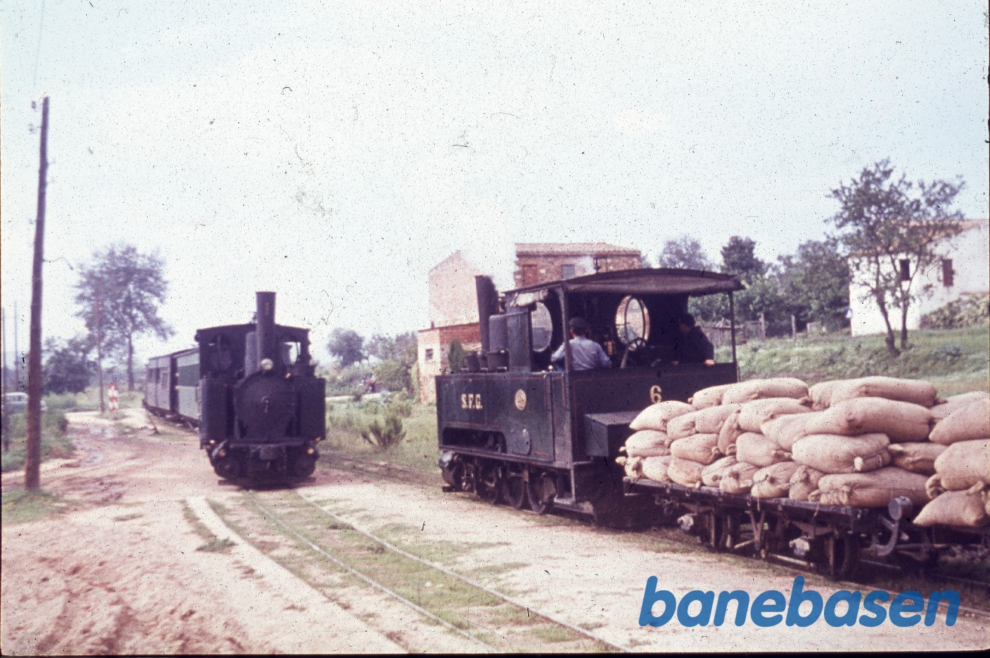 Damplokomotiv med godstog krydser med persontoget Damplokomotiv med godstog krydser med persontoget