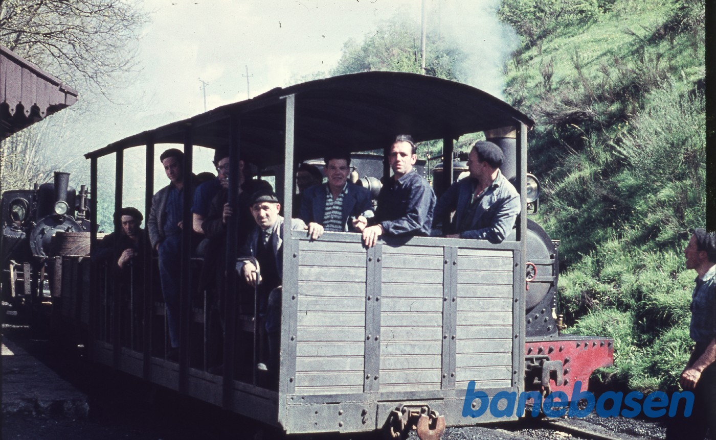 Persontog med arbejdsfolk Persontog med arbejdsfolk