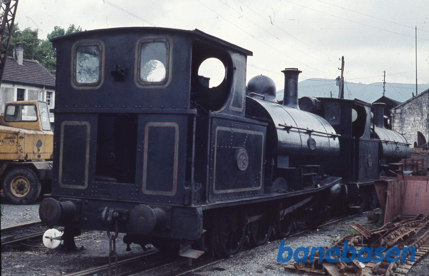 2 damplokomotiver sat til side på maskindepotet 2 damplokomotiver sat til side på maskindepotet