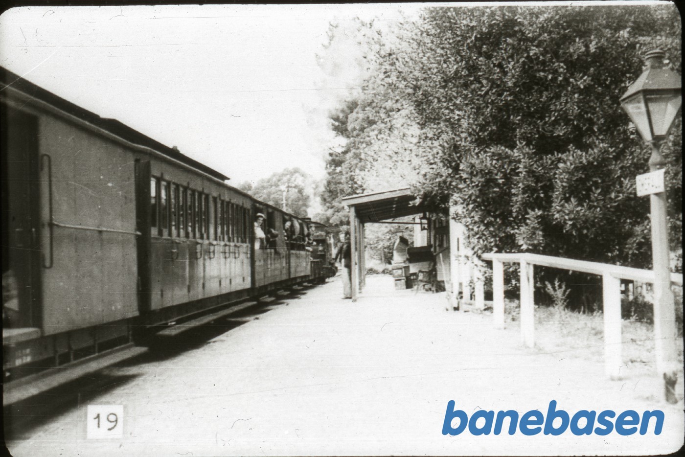 Persontoget holder ved perron