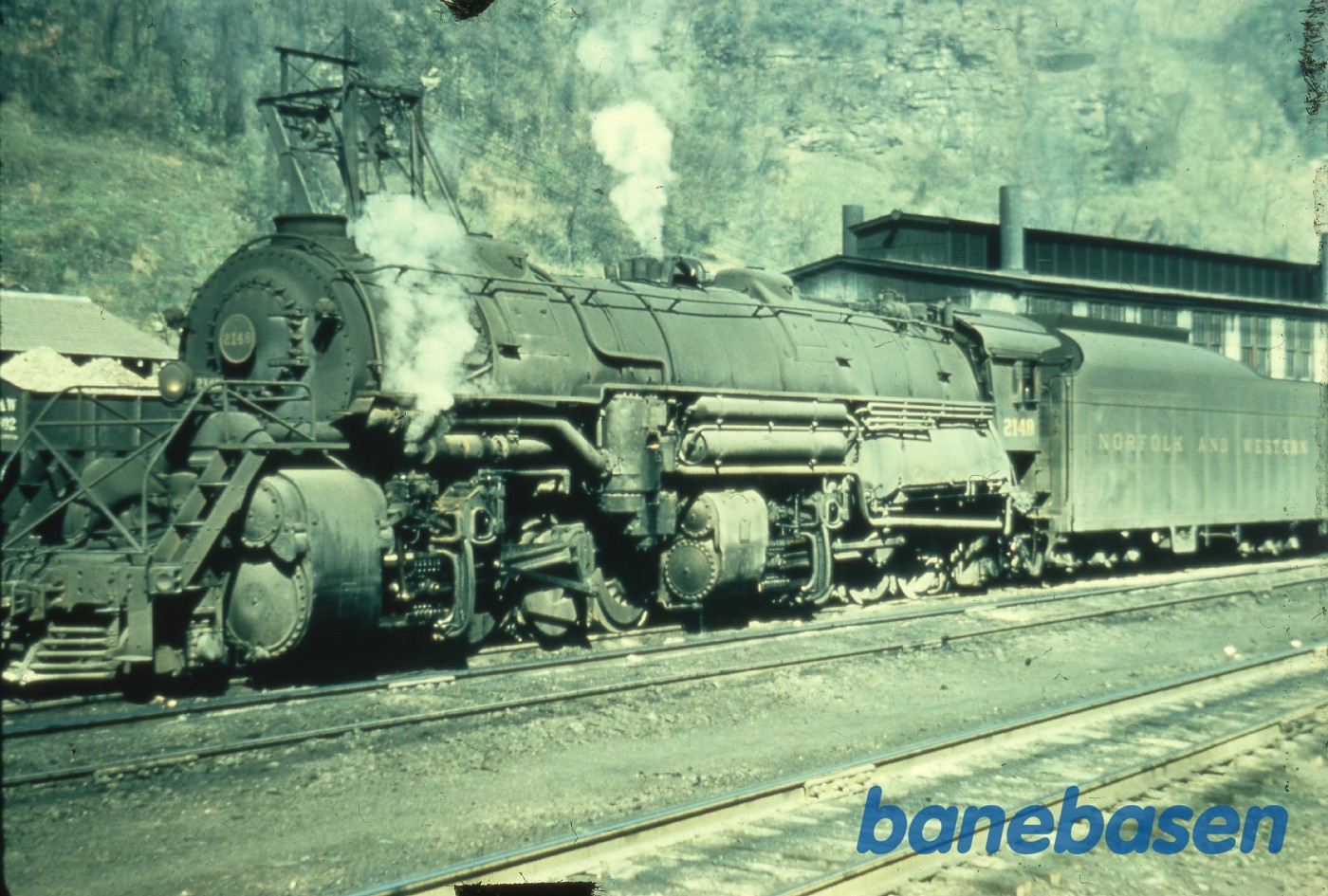 Et stort damplokomotiv på maskindepotet Et stort damplokomotiv på maskindepotet