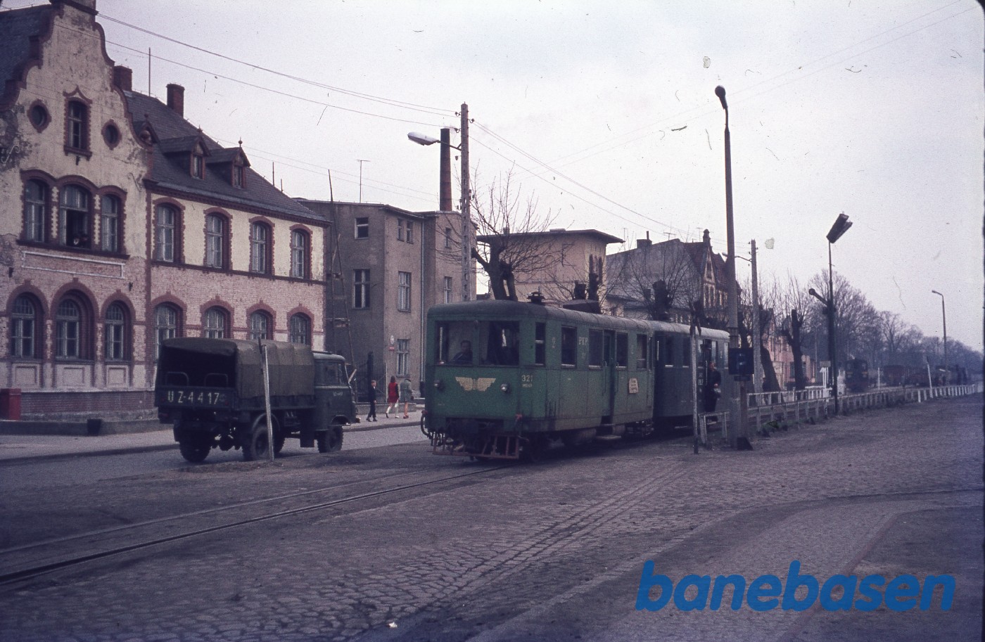 Det lille motortog på vej ud af stationen