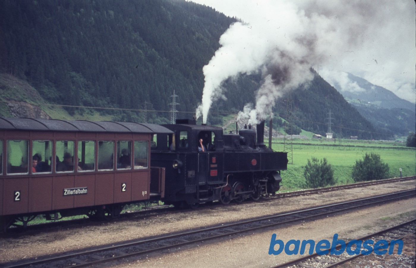 Damptoget holder på en lille mellemstation Damptoget holder på en lille mellemstation