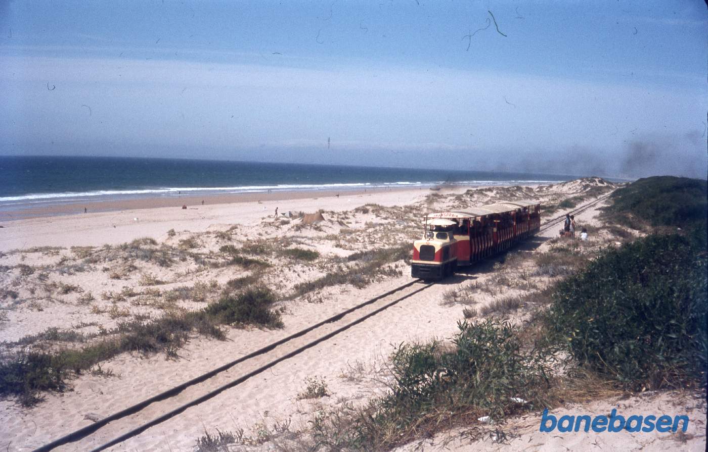 Strækningsbillede, toget kører langs badestranden