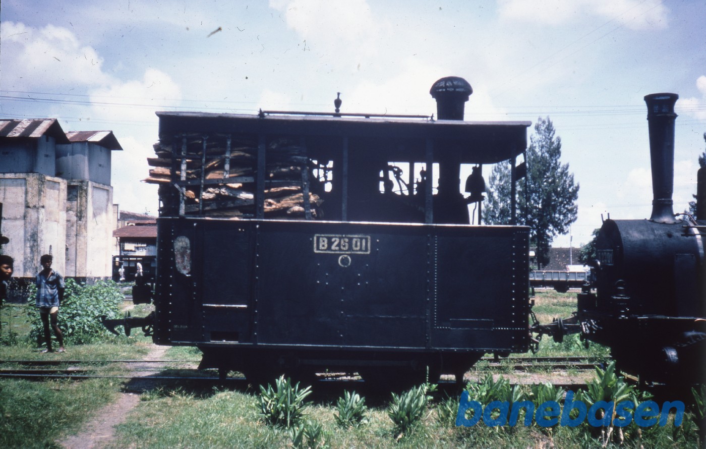 Et lille rangerlokomotiv ved remisen Et lille rangerlokomotiv ved remisen