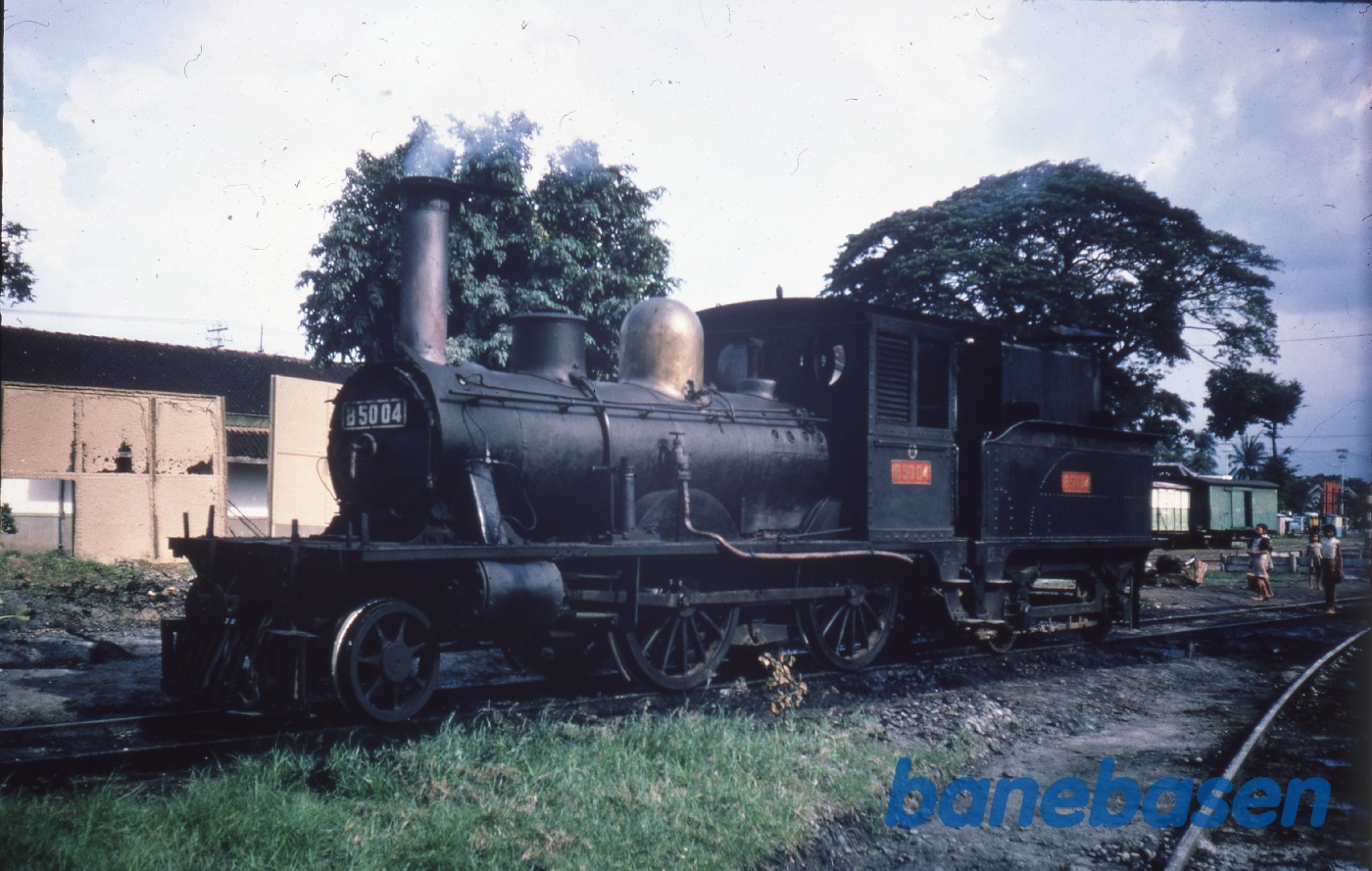 Et damplokomotiv ved remisen Et damplokomotiv ved remisen