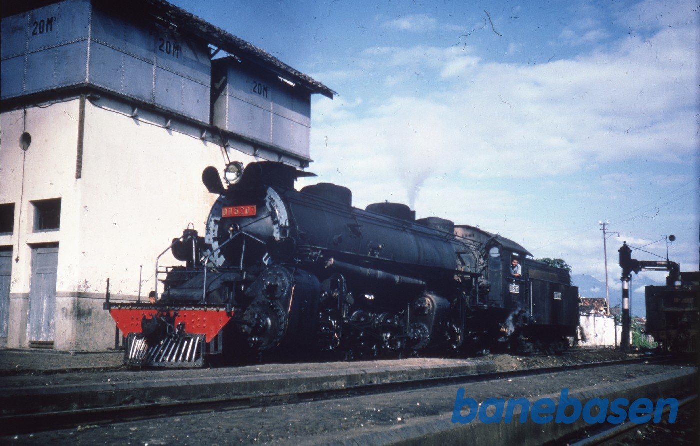 Et damplokomotiv ved remisen Et damplokomotiv ved remisen