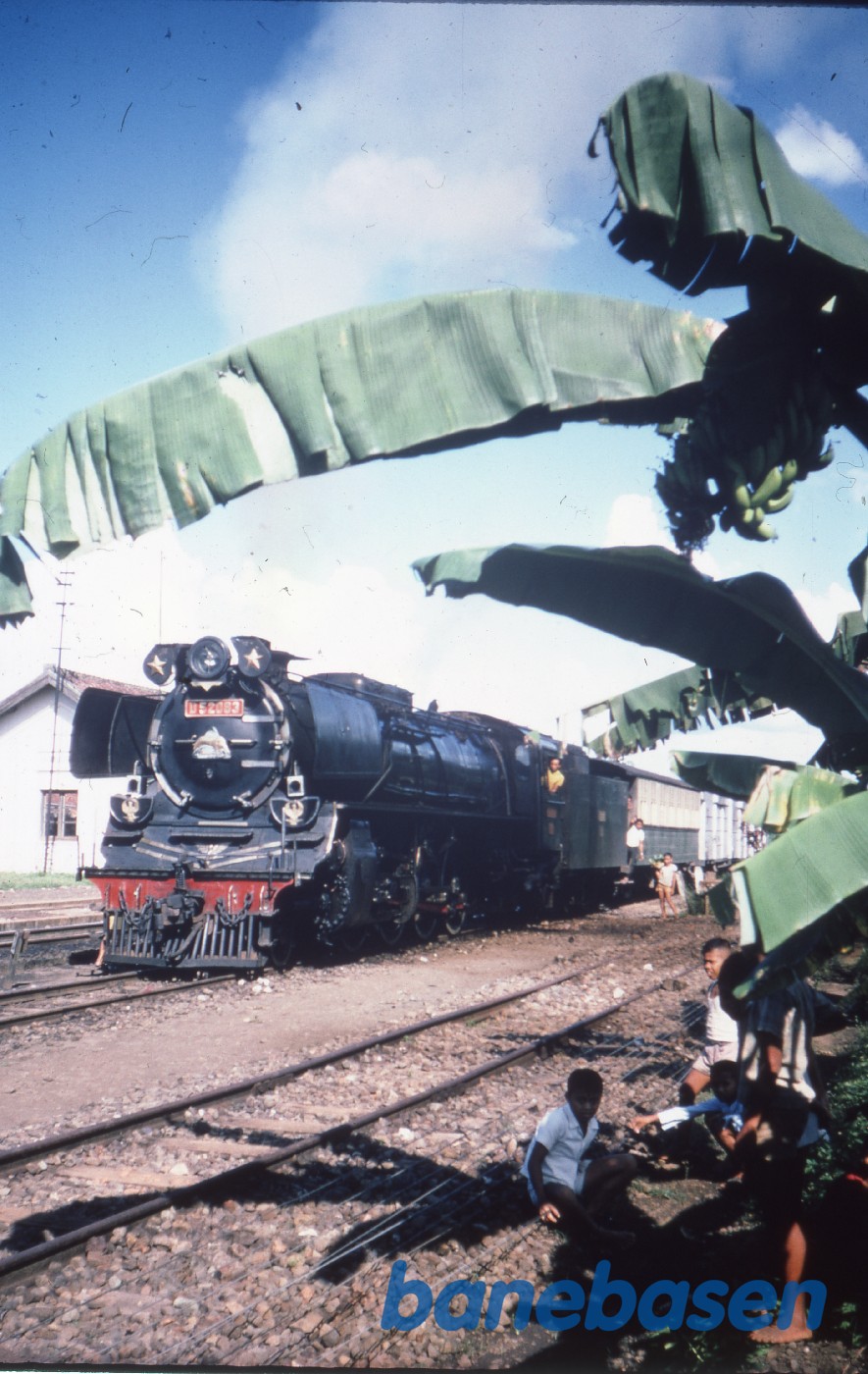 Et godstog holder klar til afgang Et godstog holder klar til afgang