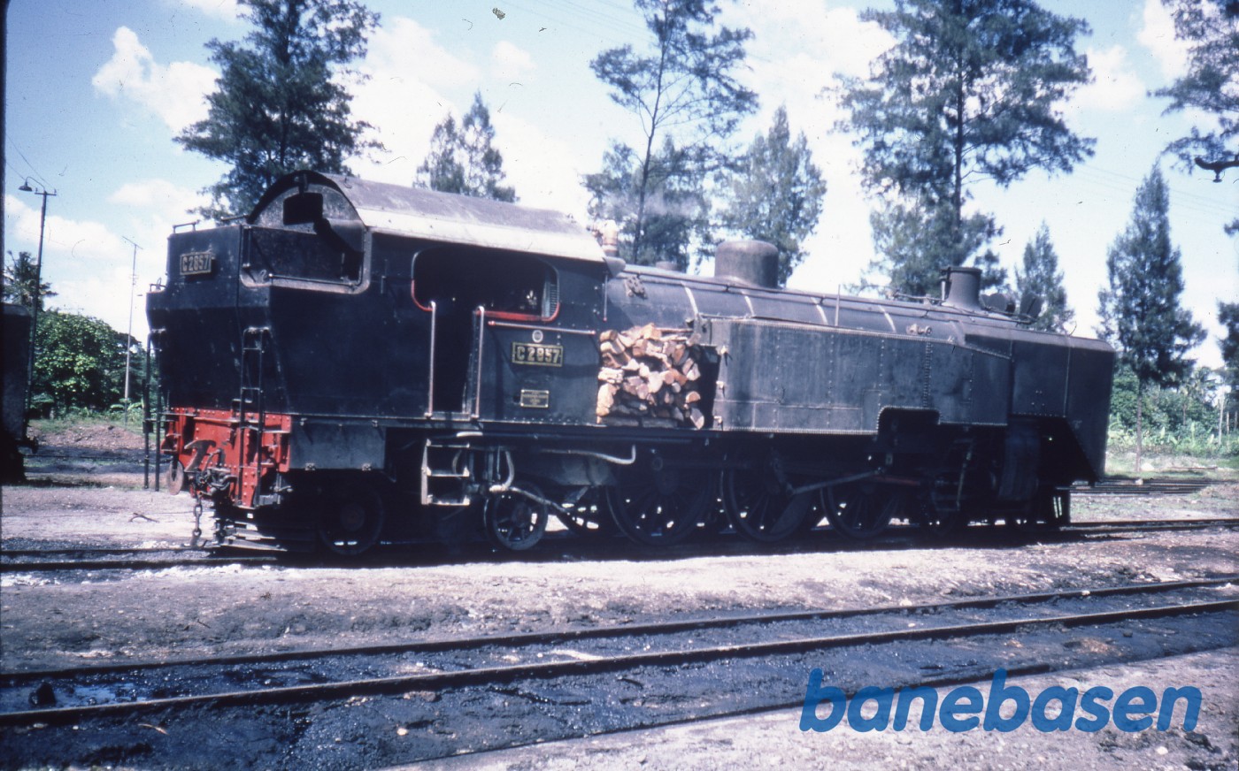 Et damplokomotiv ved remisen Et damplokomotiv ved remisen