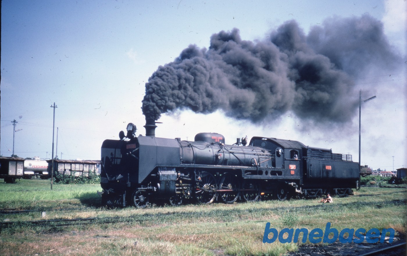 Et stort damplokomotiv rangerer på en station Et stort damplokomotiv rangerer på en station