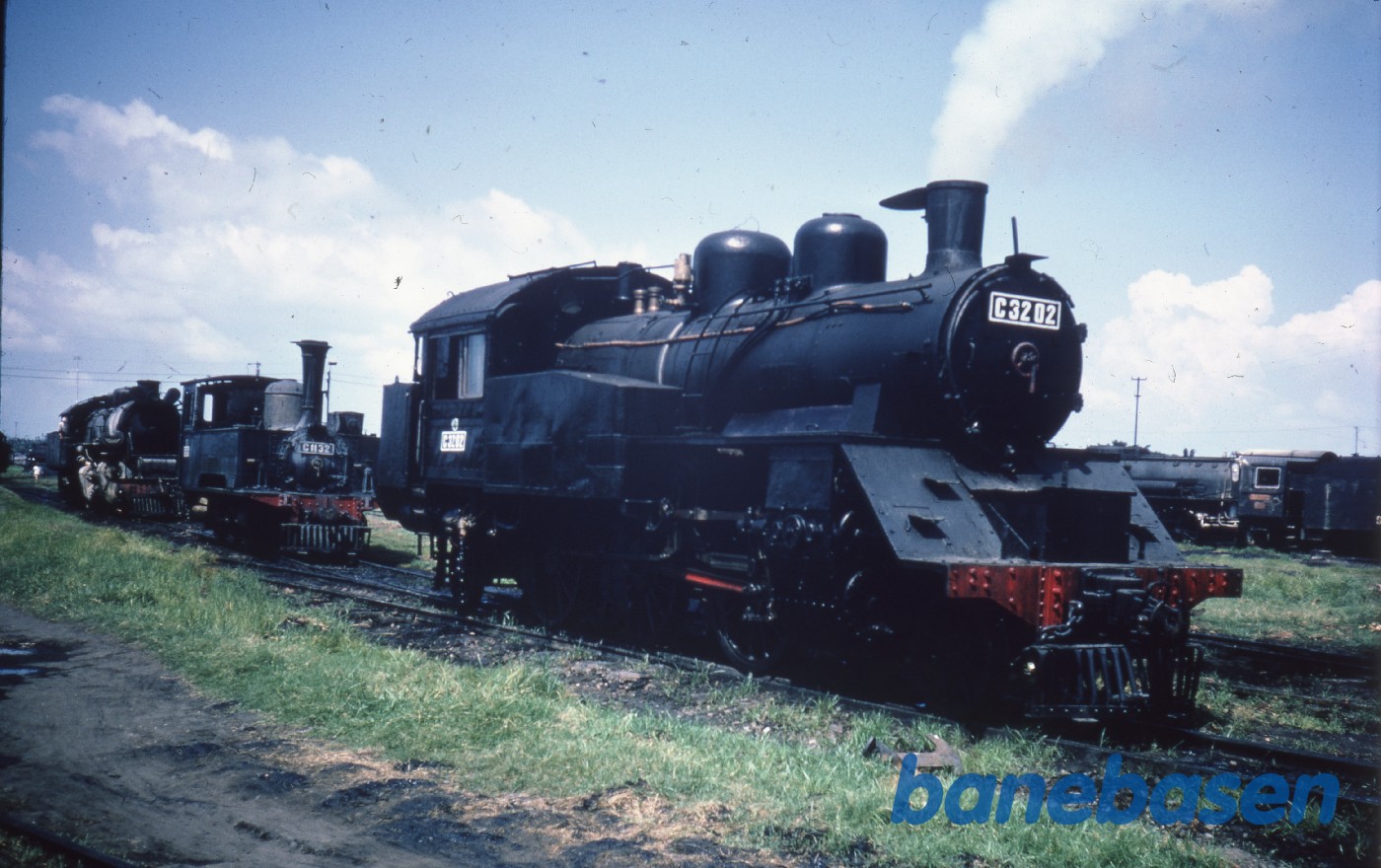 3 damplokomotiver på maskindepotet 3 damplokomotiver på maskindepotet