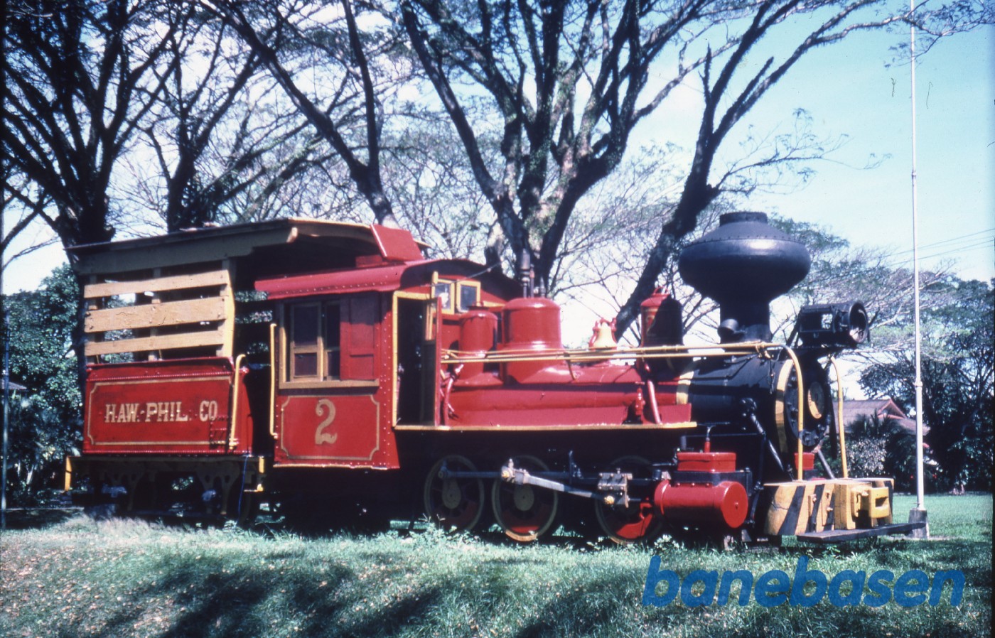 Et damplokomotiv ved remisen Et damplokomotiv ved remisen