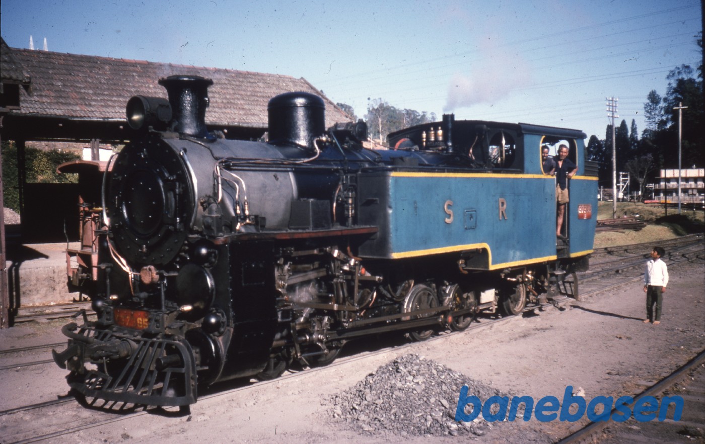 Et damplokomotiv ved remisen Et damplokomotiv ved remisen