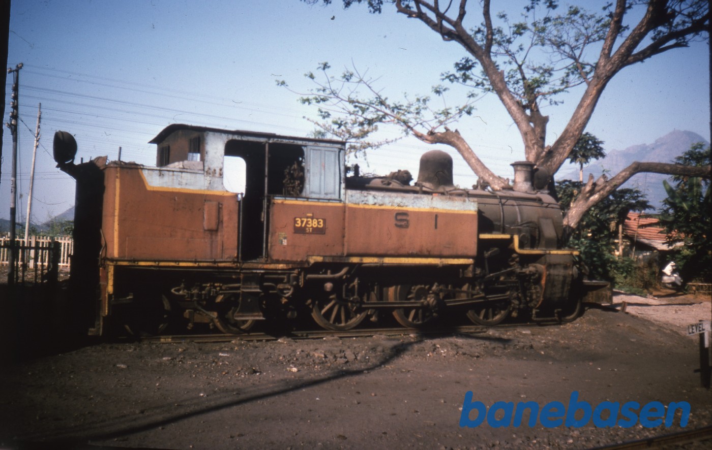 Et damplokomotiv ved remisen Et damplokomotiv ved remisen