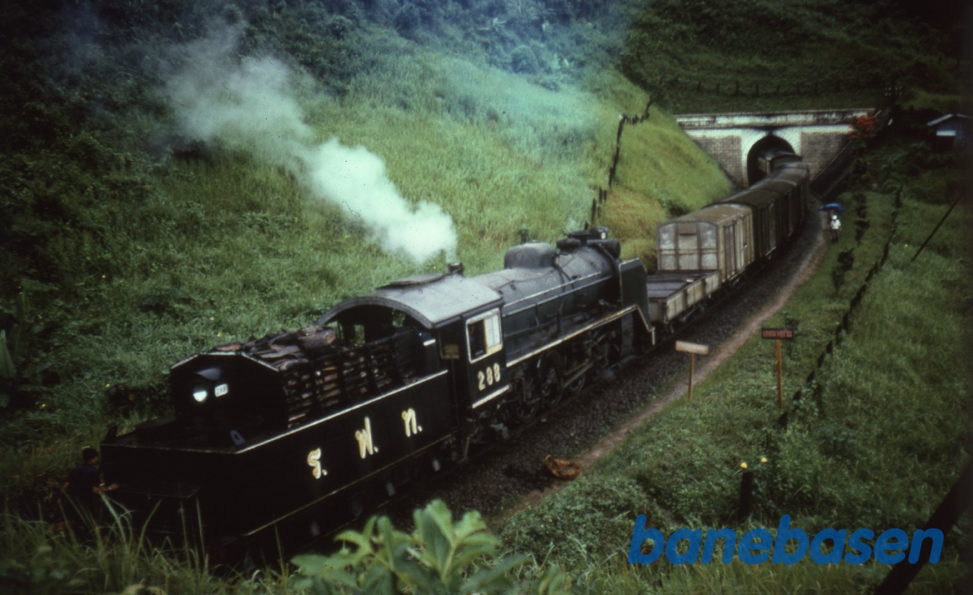 Et godstog der netop er kommet ud af en tunnel Et godstog der netop er kommet ud af en tunnel