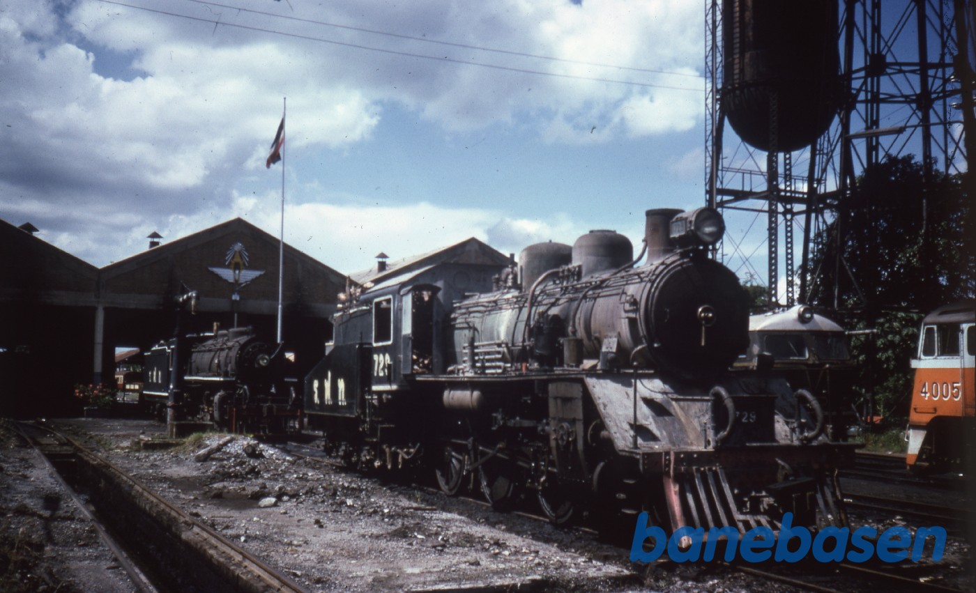 Et damplokomotiv foran remisen Et damplokomotiv foran remisen