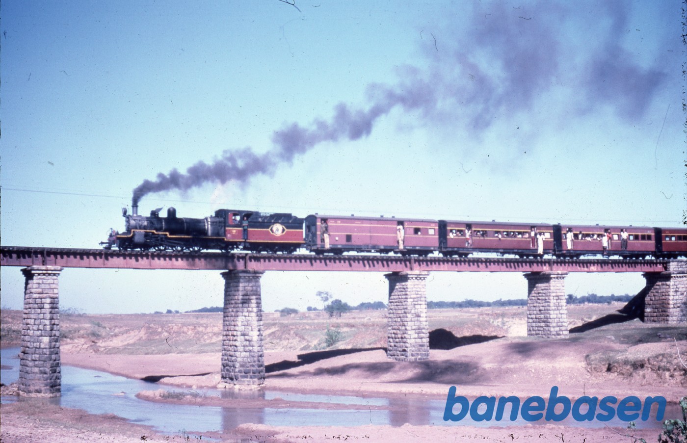 Persontoget krydser en bro over floden Persontoget krydser en bro over floden