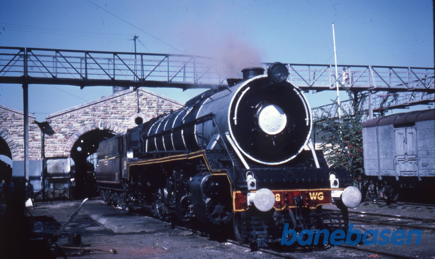 Et damplokomotiv ved remisen Et damplokomotiv ved remisen