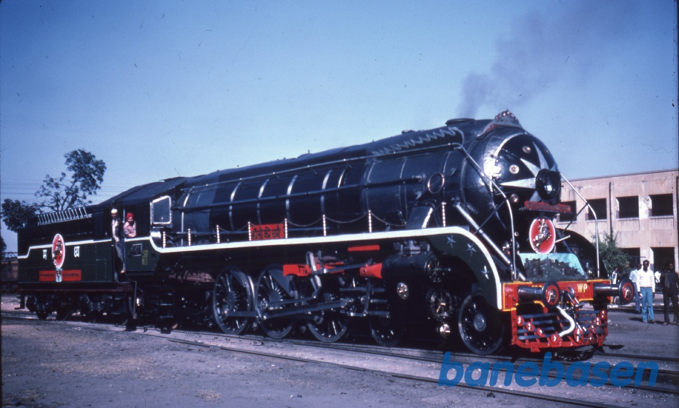 Et stort damplokomotiv rangerer på en station Et stort damplokomotiv rangerer på en station