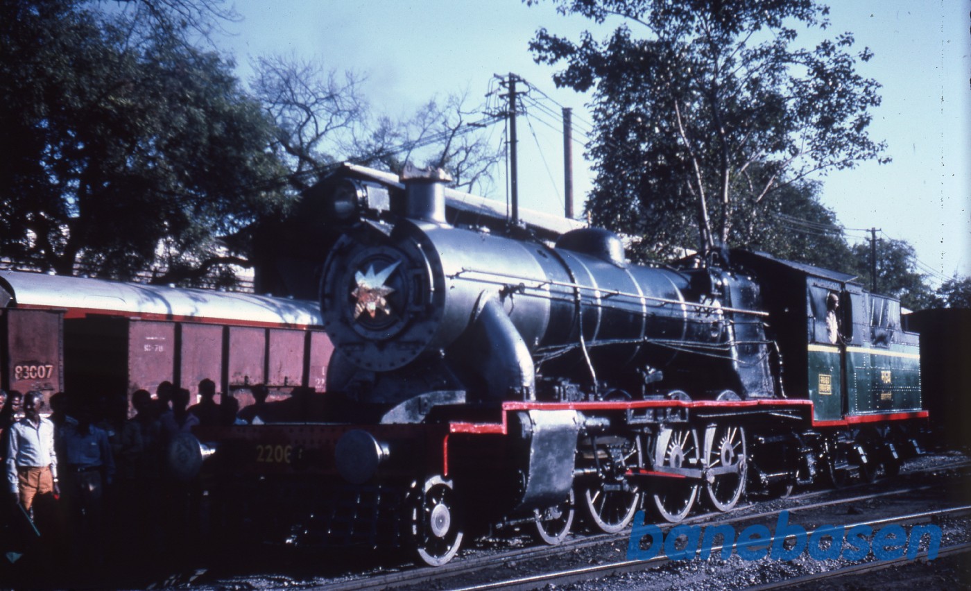 Et stort damplokomotiv rangerer på en station Et stort damplokomotiv rangerer på en station