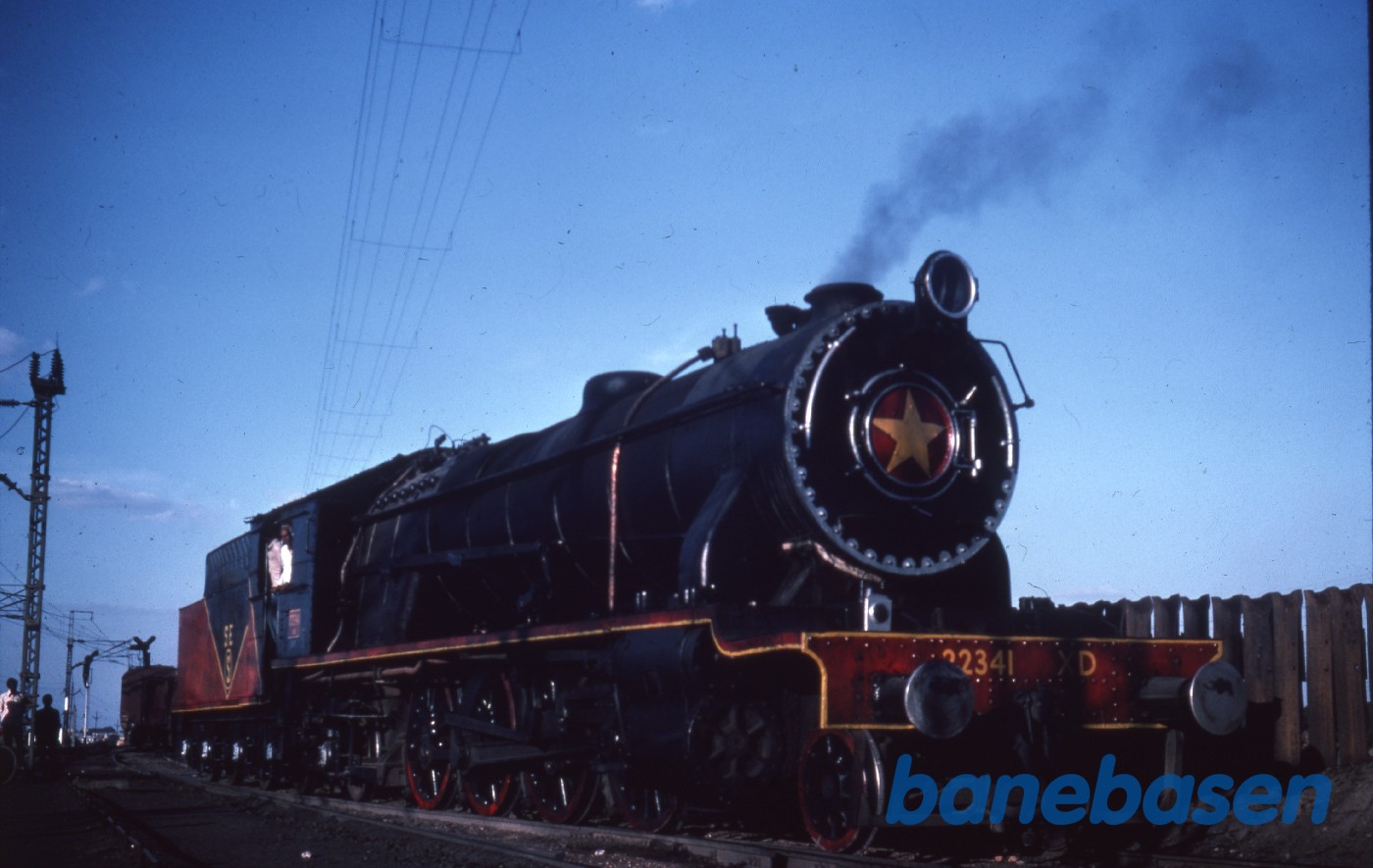 Et stort damplokomotiv rangerer på en station Et stort damplokomotiv rangerer på en station