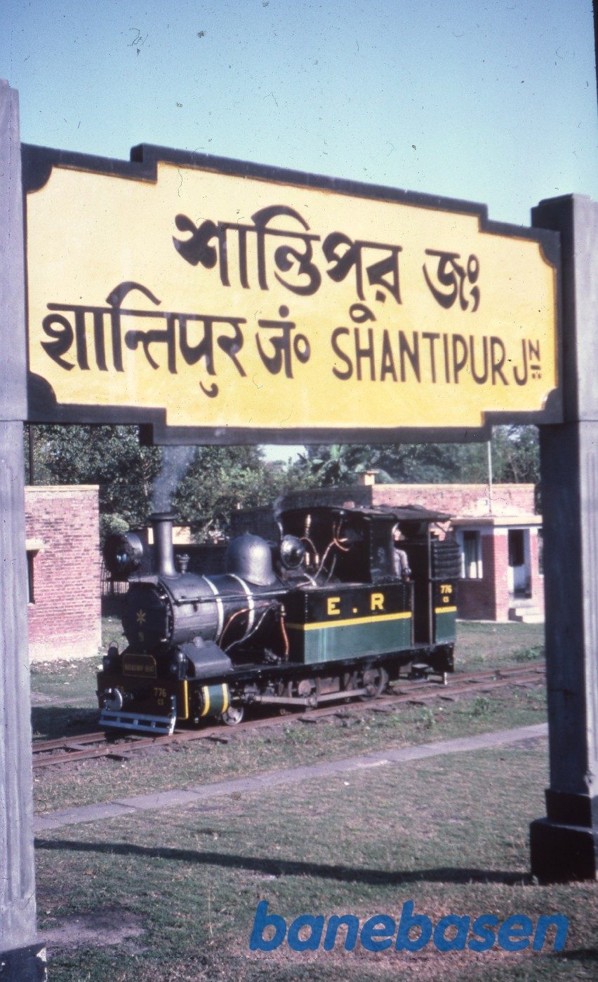 Et damplokomotiv holder under stationsskiltet Et damplokomotiv holder under stationsskiltet