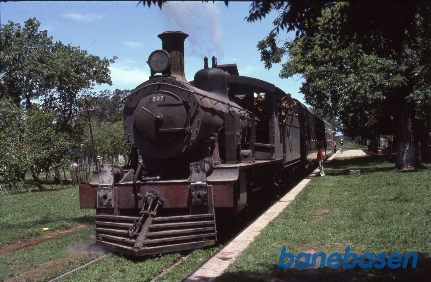 Damptoget holder ved perron Damptoget holder ved perron