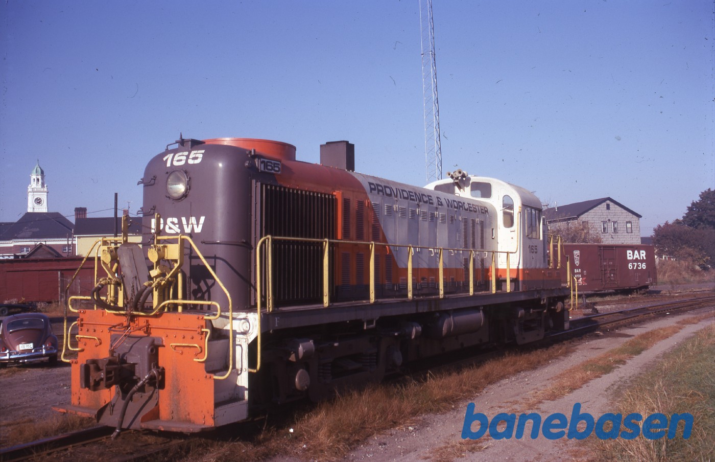 Et diesellokomotiv holder i sidesporet Et diesellokomotiv holder i sidesporet