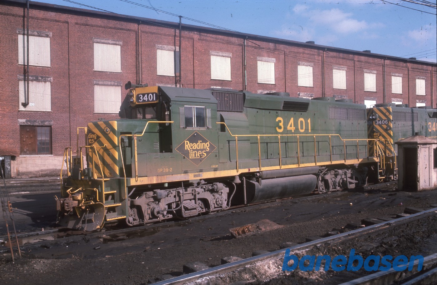 Et diesellokomotiv holder i sidesporet Et diesellokomotiv holder i sidesporet