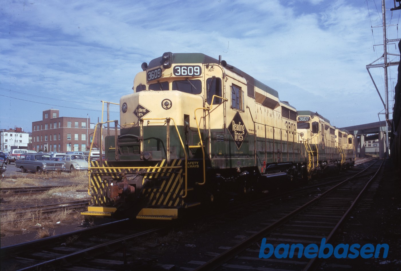 3 sammenkoblede diesellokomotiver ved depotet 3 sammenkoblede diesellokomotiver ved depotet