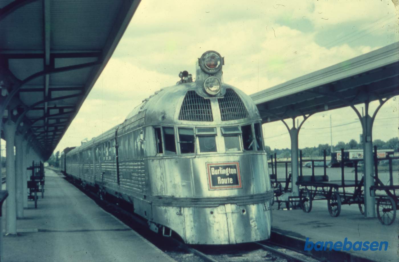 Sølvpilen holder ved perron