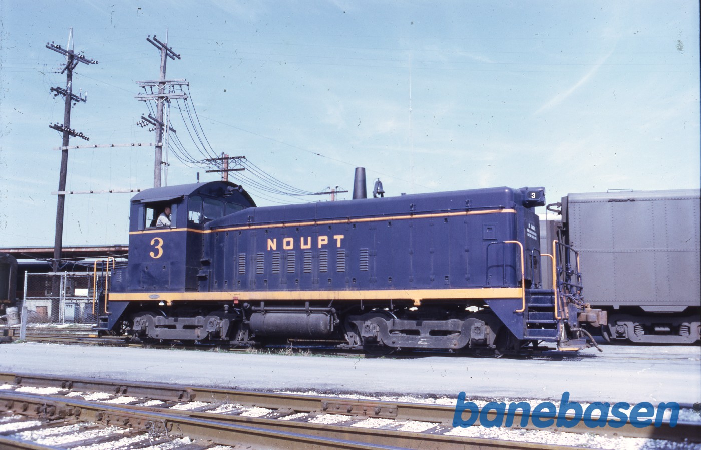 Diesellokomotiv set fra siden Diesellokomotiv set fra siden