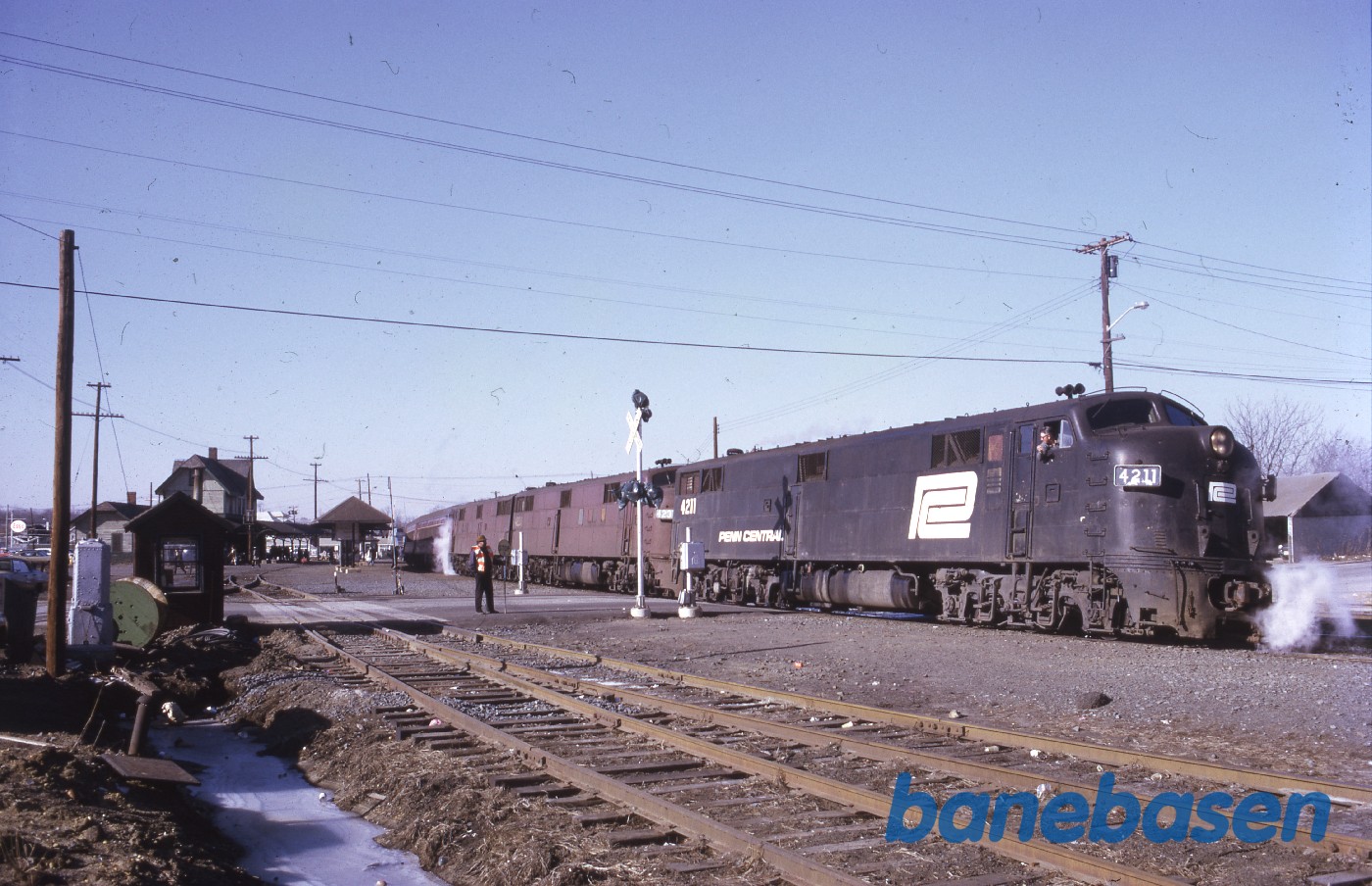 Persontog på vej ud af stationen Persontog på vej ud af stationen