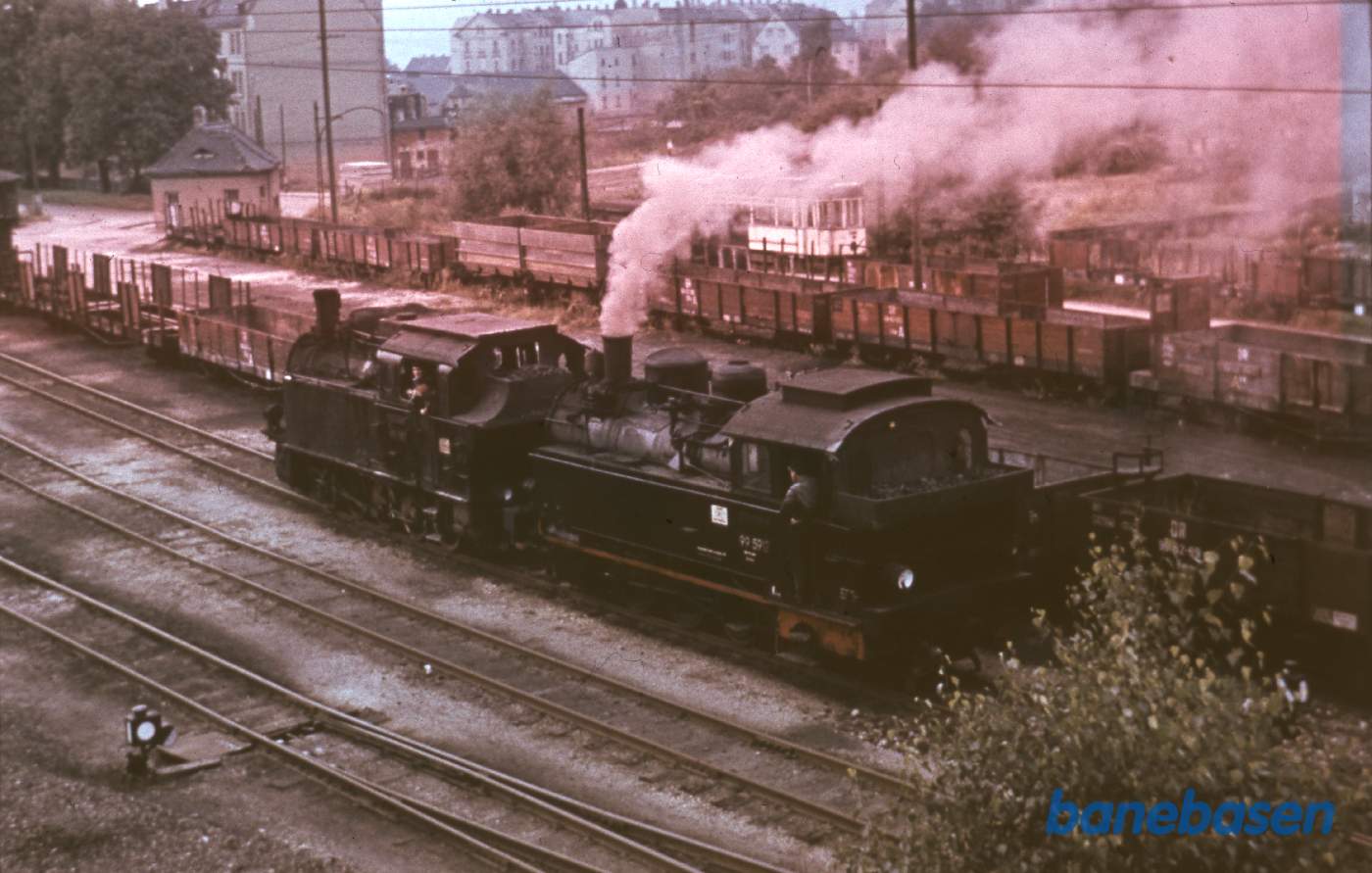 2 damplokomotiver med godstog