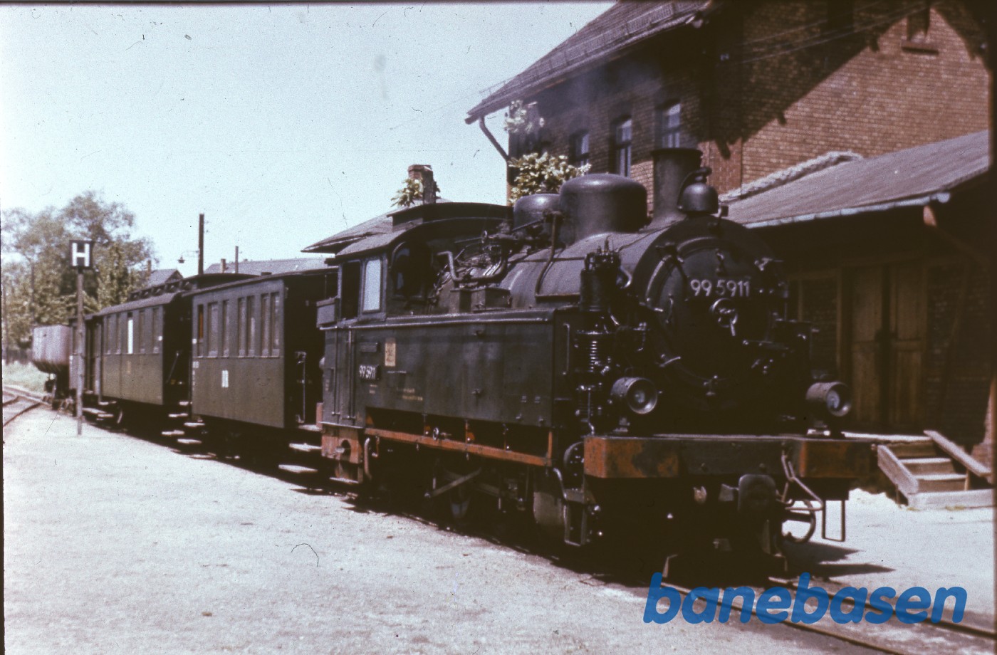 Persontog på en lille mellemstation Persontog på en lille mellemstation